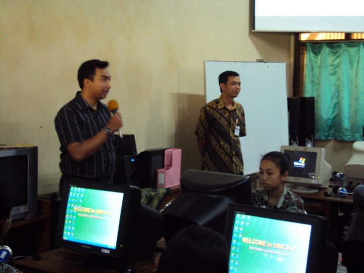 Pelatihan pembuatan Game dengan Menggunakan Game Maker di SMK N 11 Semarang